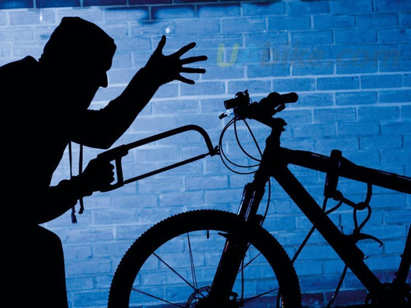 В Новотроицке камера наружного наблюдения зафиксировала кражу велосипедов (видео)